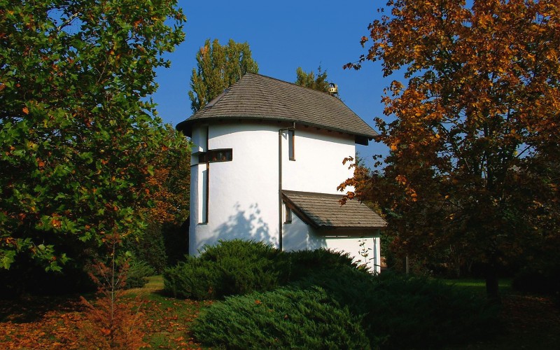 kápolna ősszel